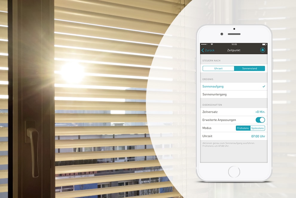 Lassen Sie sich von der Sonne wecken Sonne scheint durch Jalousien und Smartphone mit eNet SMART HOME App Screen Zeitsteuerung nach Sonnenaufgang.