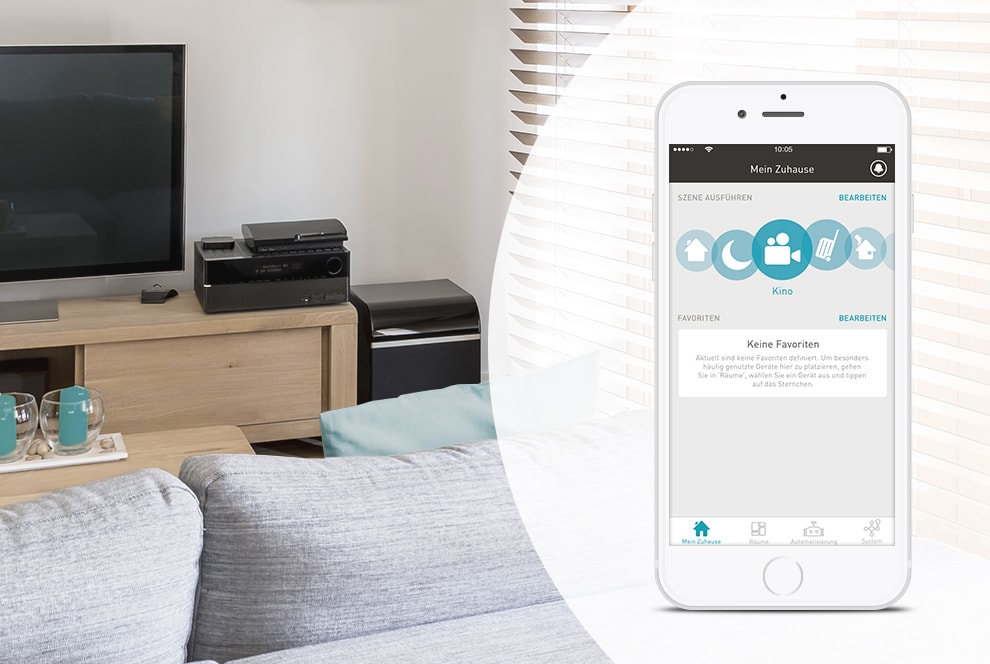 Jalousiesteuerung für die richtige Stimmung Ein Regal auf dem ein Fernseher steht. Im Vordergrund sieht man graue Sofakissen. Rechts im Bild erscheint eine Handyübersicht der eNET SMART HOME App.