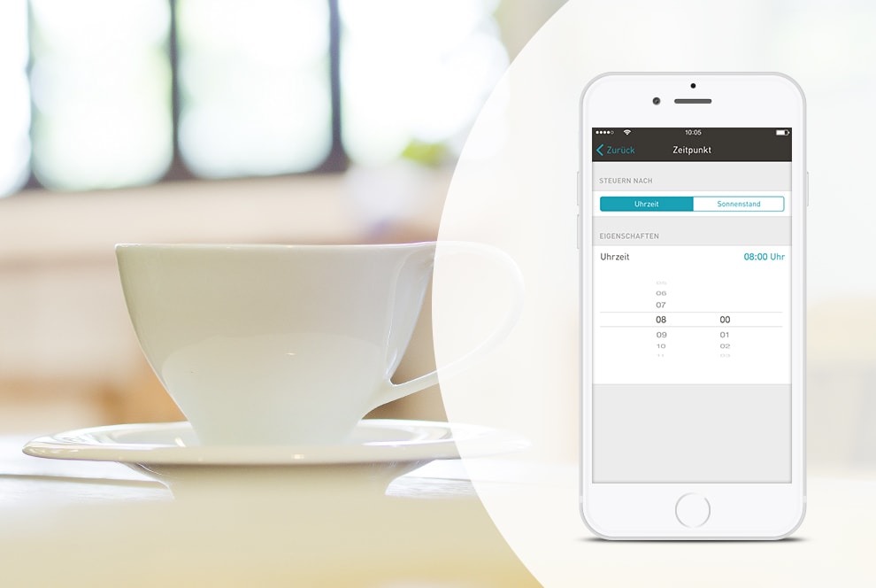 Lichtsteuerung nach Plan Weiße Kaffeetasse. Rechts im Bild erscheint eine Smartphoneübersicht der eNet SMART HOME-App.