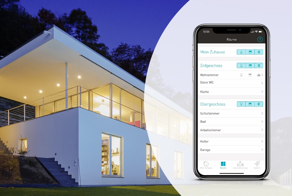 Alle Lichter per Fingertipp steuern Modernes, beleuchtetes Haus im Vordergrund eNet SMART HOME app mit Funktion Lichtsteuerung