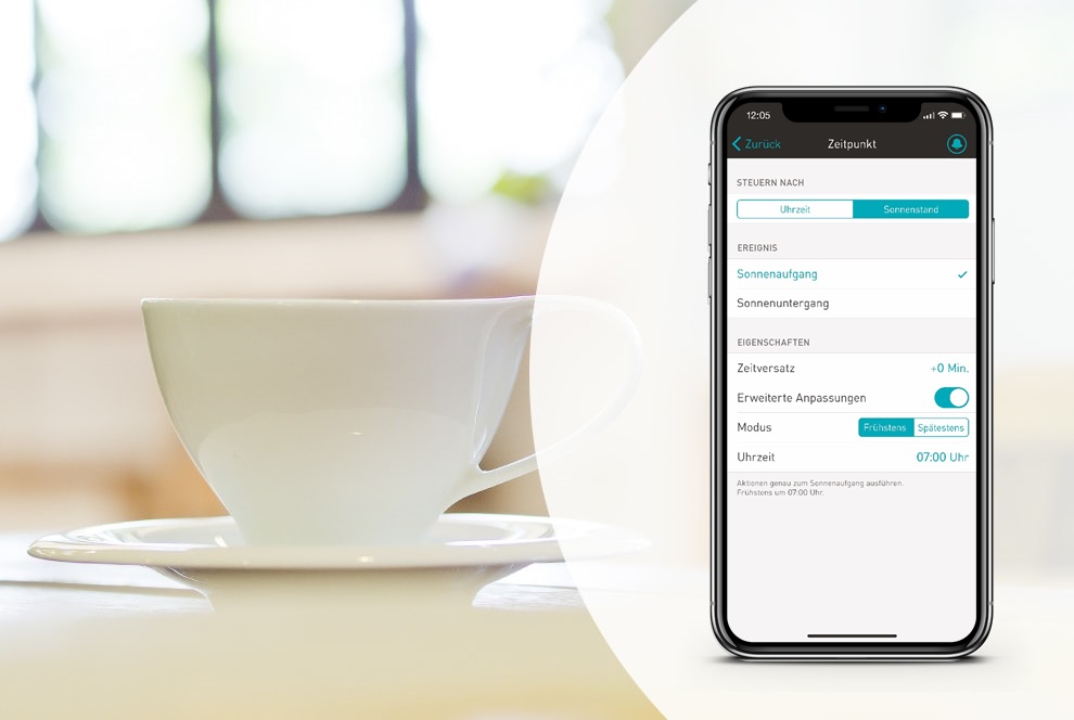 Weiße Kaffeetasse. Rechts im Bild erscheint eine Smartphoneübersicht der eNet SMART HOME app.