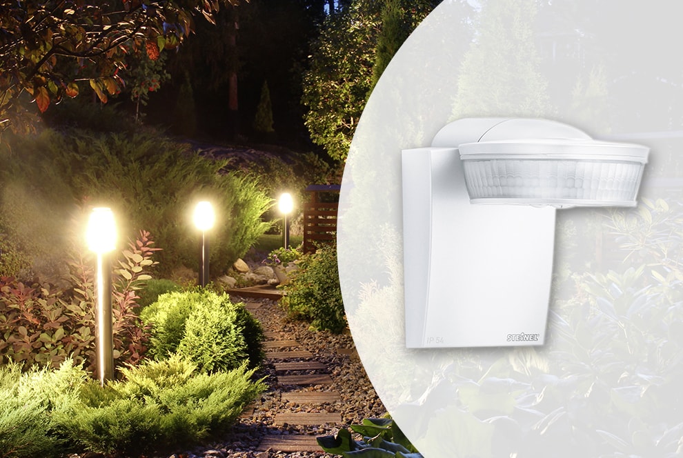 Bewegungsmelder sensIQ uchteter Gartenweg und Bewegungsmelder sensIQ von Steine Professional.