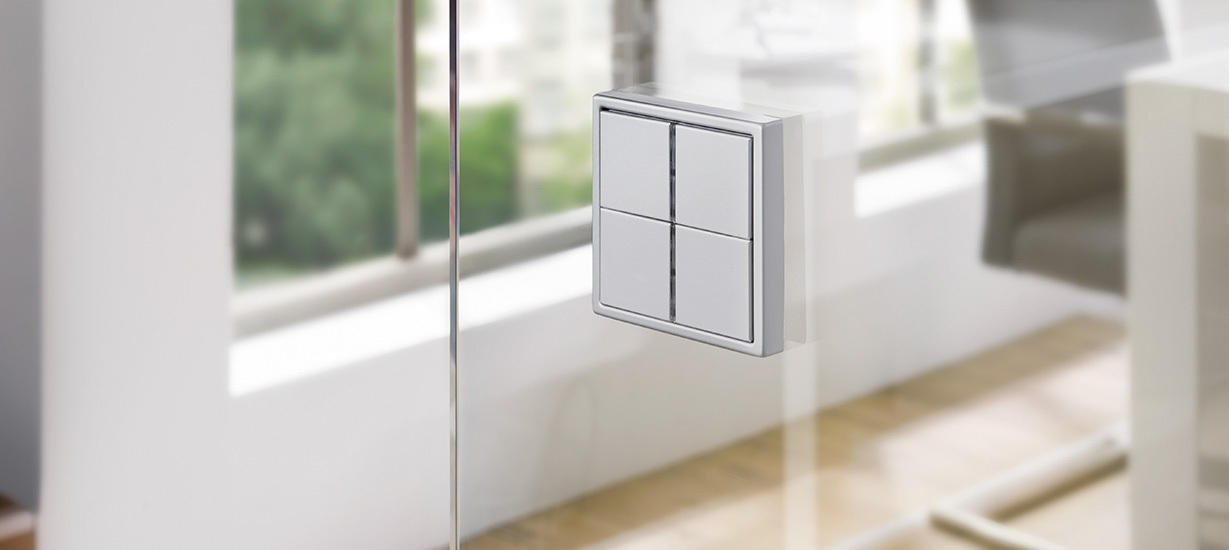 JUNG F40 JUNG Schalter auf Glasscheibe.