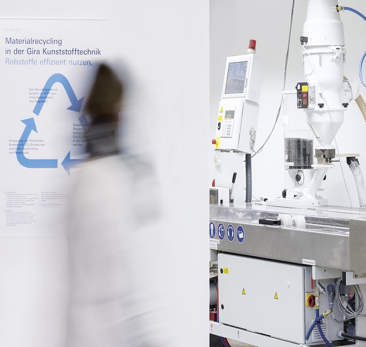 Nachhaltige Produktion Materialrecycling in der Kunststofffertigung.