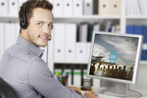 Unsere Support-Mitarbeiter helfen Ihnen gerne. Kundensupport-Mitarbeiter an seinem Arbeitsplatz.
