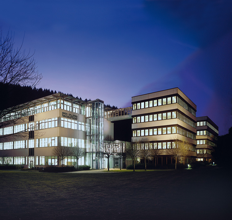 Unternehmenszentrale JUNG Das Gebäude der Firma JUNG in der Nacht.