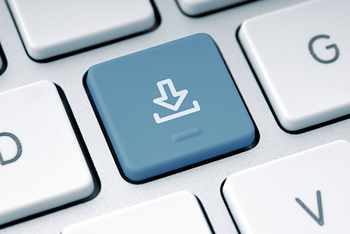 Aktuelle Downloads Tastatur mit blauer Downloadtaste.